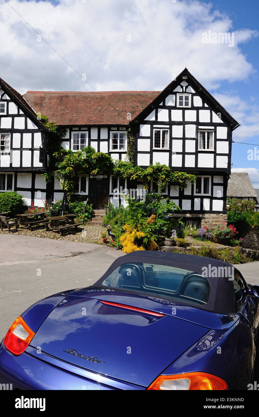 Vue de la nouvelle Place du Marché Public House Inn avec un bleu Porsche Boxter en premier plan, Pembridge, England, UK. Banque D'Images