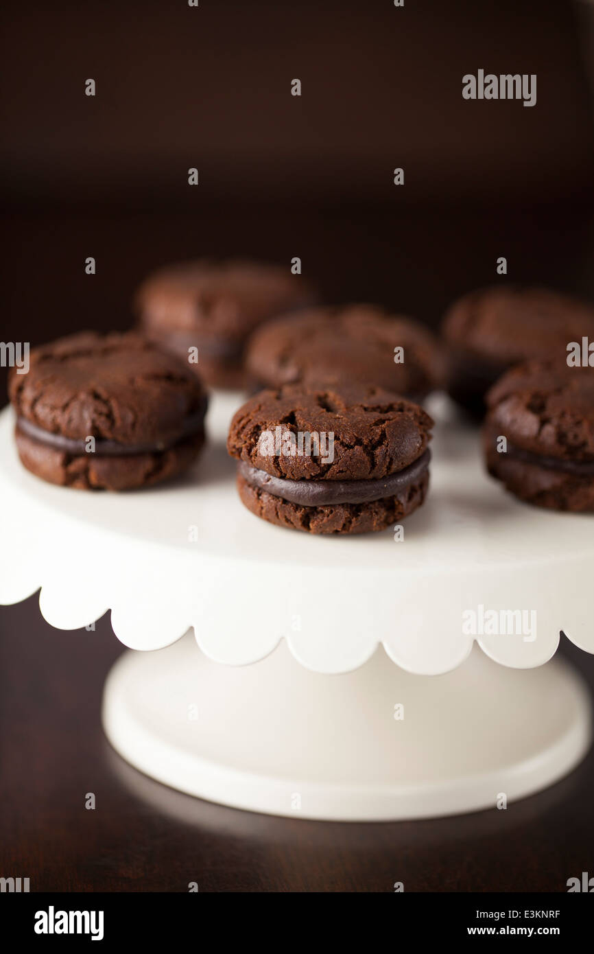 Crème au Chocolat Cookies sur émail blanc Cake Stand Banque D'Images