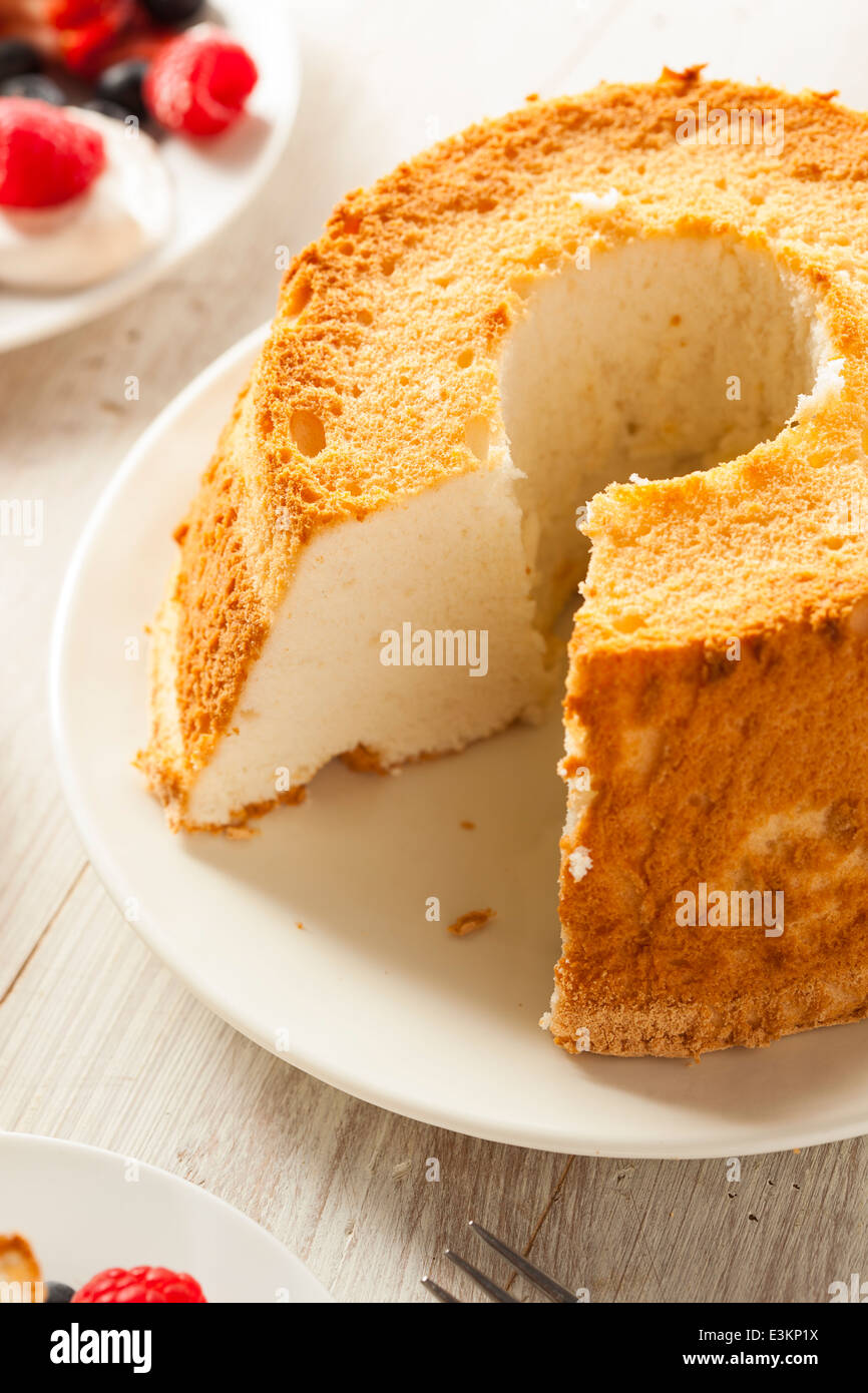 Angel Food Cake faits maison avec les baies fraîches Banque D'Images
