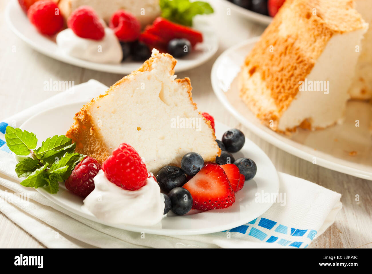 Angel Food Cake faits maison avec les baies fraîches Banque D'Images