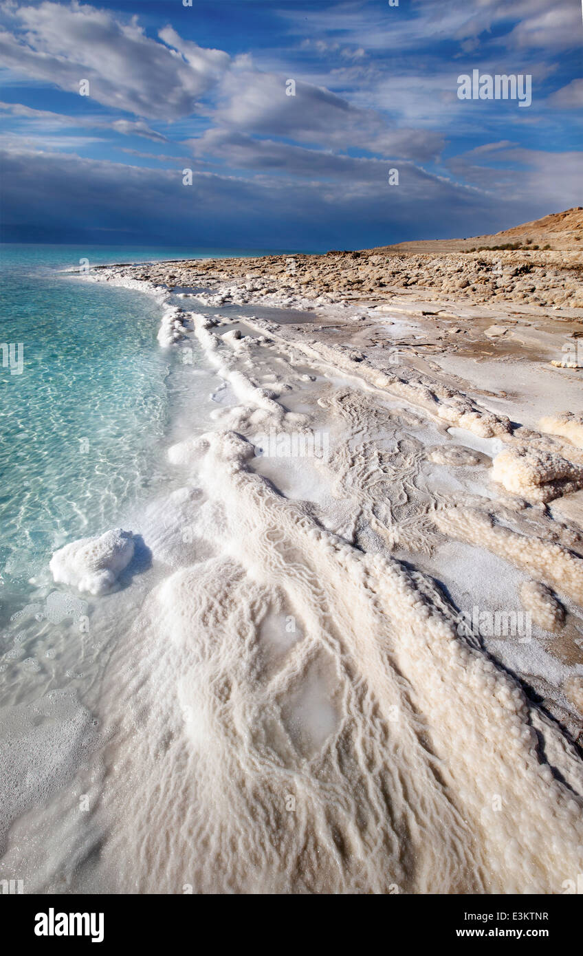 Vue sur la mer Morte paysage avec des structures minérales sur la côte et montagnes du désert à l'arrière-plan Banque D'Images