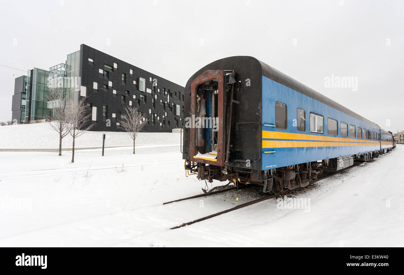 Transport Train et physique avec l'Institut Perimeter. Une vieille voiture garée Via Rail sur une voie d'évitement à l'Institut Perimeter Banque D'Images