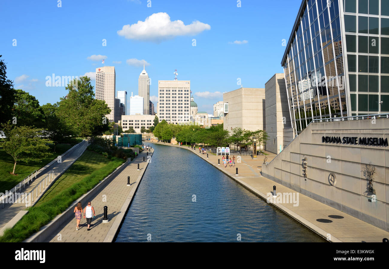 INDIANAPOLIS - 17 juin : Indianapolis skyline vu de Canal Walk près du Musée d'état de l'Indiana le 17 juin 2014. Les trois milles lo Banque D'Images