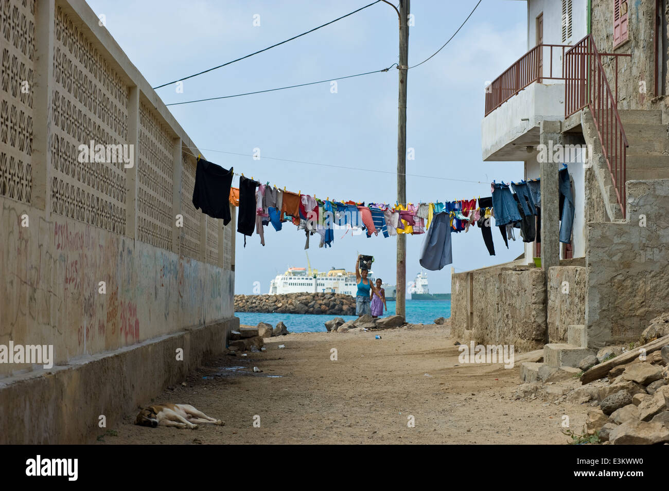 Une scène de rue à Mindelo, île de Sao Vicente, Cap Vert. Banque D'Images