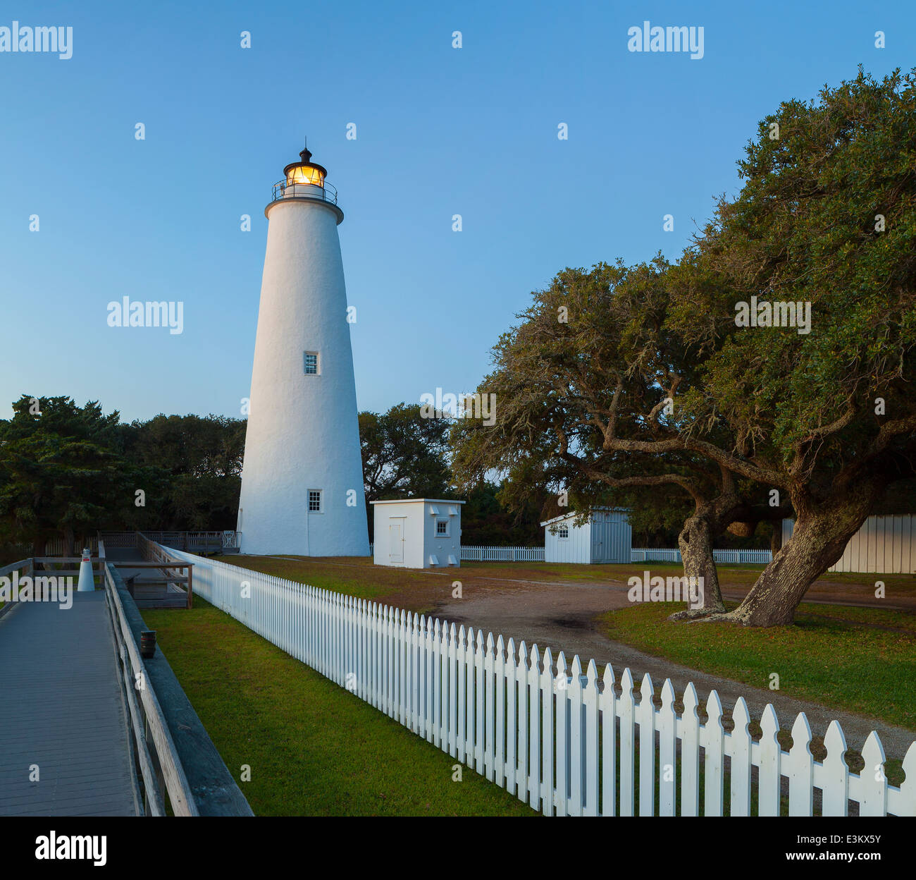 Cape Hatteras National Seashore, NC : Ocracoke Island Lighthouse (1823) au crépuscule Banque D'Images
