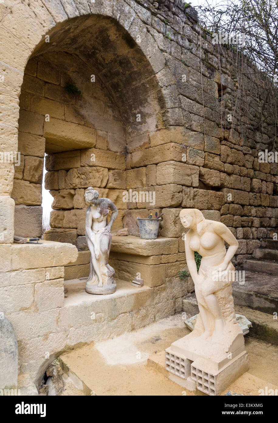 À gruger une copie d'une sculpture. Une copie d'une sculpture d'une femme prend forme de baignade provenant d'un bloc de pierre Banque D'Images