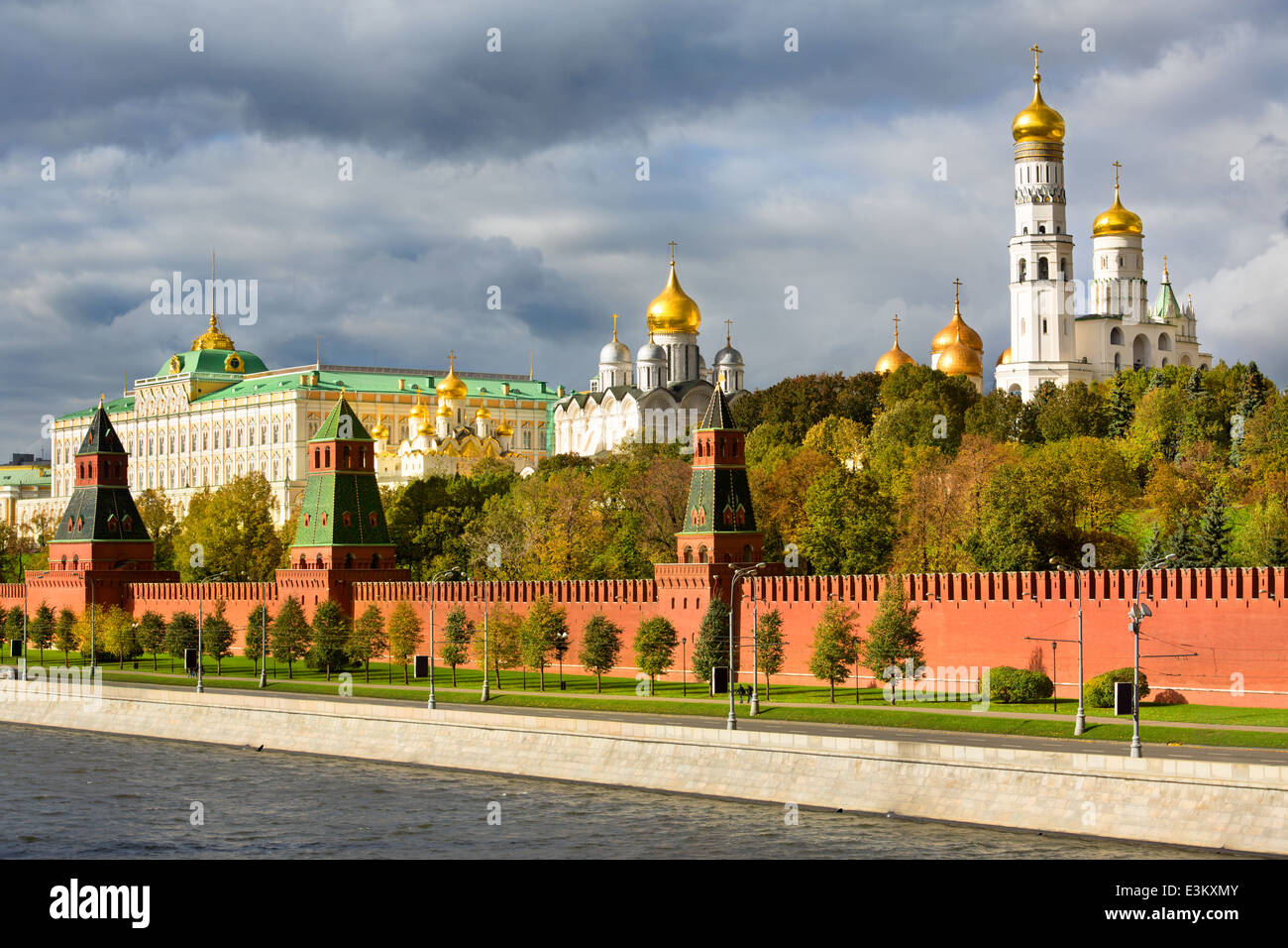 Vue sur mur du Kremlin, des tours, des cathédrales et le Grand Palais du Kremlin de Kremlin côté remblai dans le centre de Moscou, Russie Banque D'Images