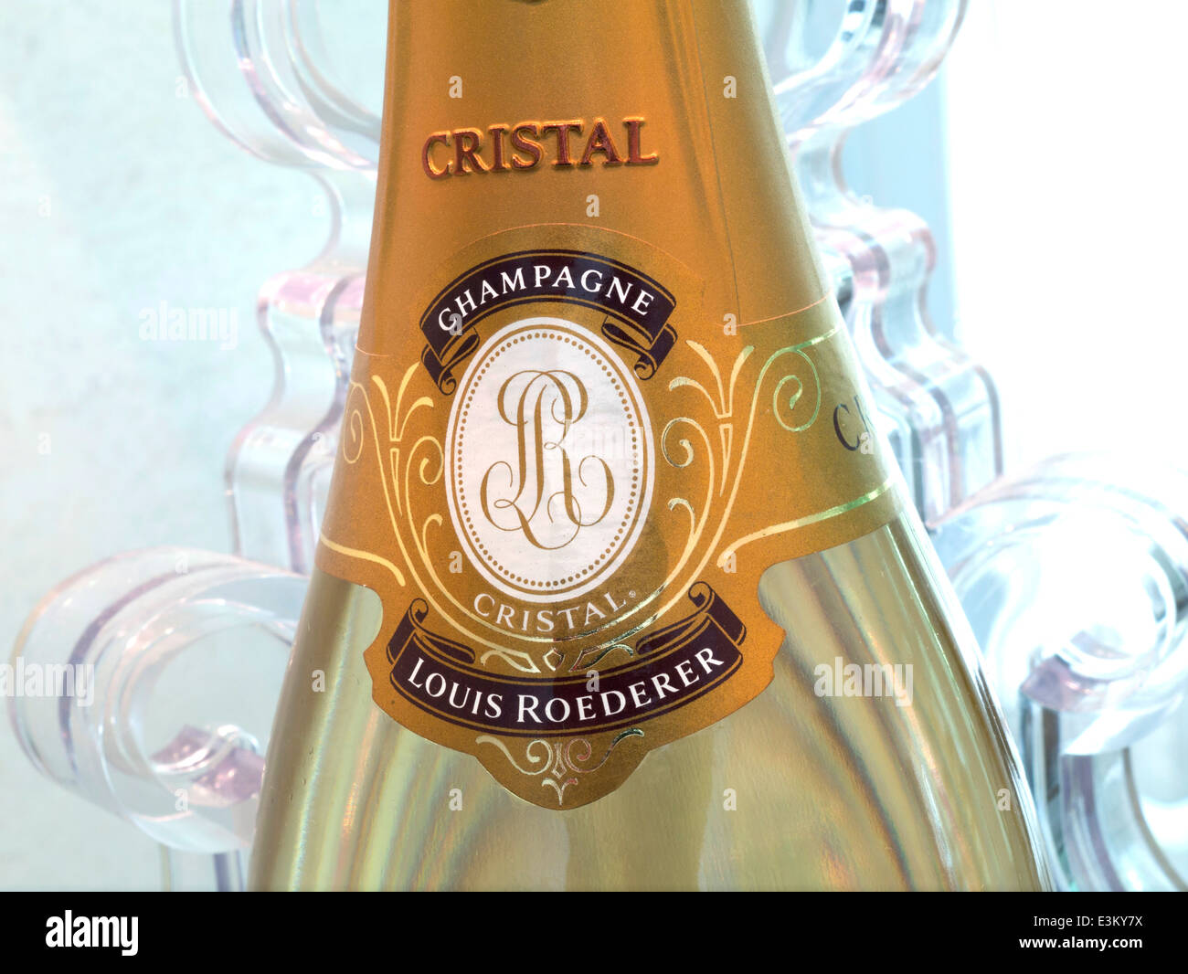 Bouteille de Louis Roederer Cristal fine champagne de luxe en situation de salle à manger Banque D'Images