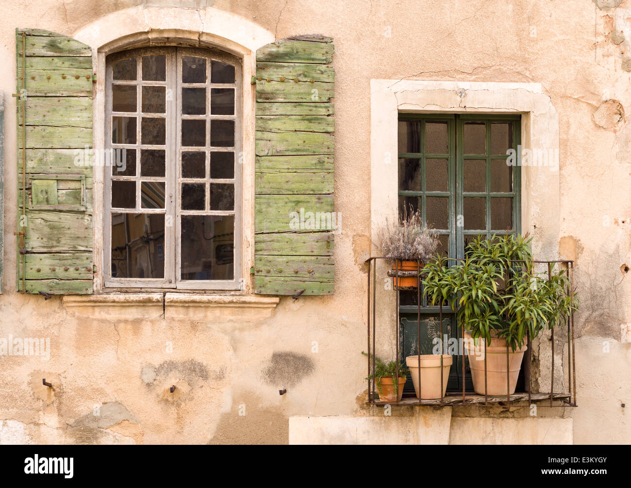 Détail du mur d'une maison dans un village provençal. Fenêtre, balcon et rugueux mur en stuc. village typique maison en Provence Banque D'Images