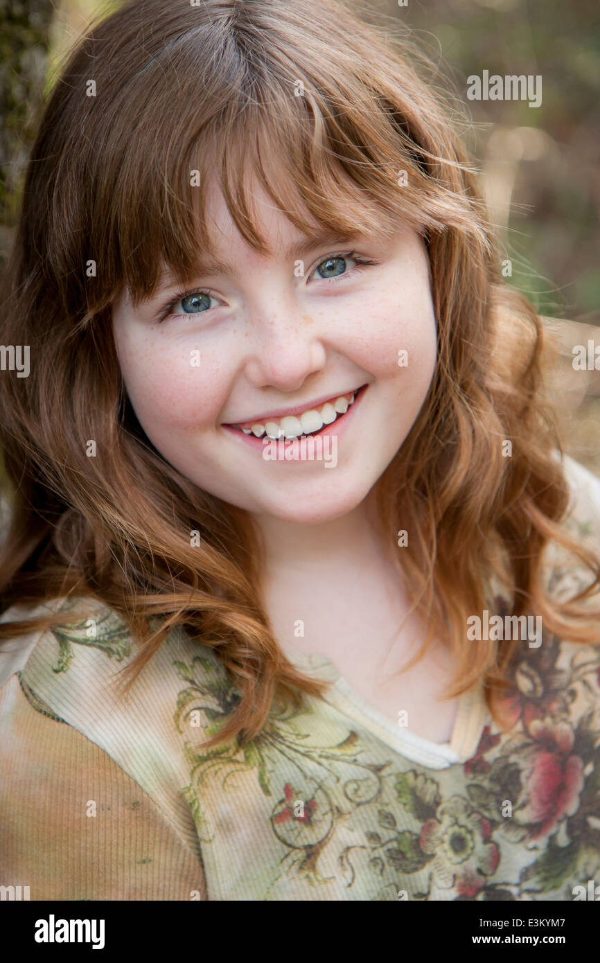 Portrait of smiling girl (10-12) Banque D'Images