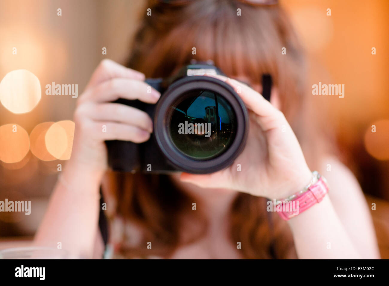 Photo de girl (10-12) à l'aide d'appareil photo Banque D'Images