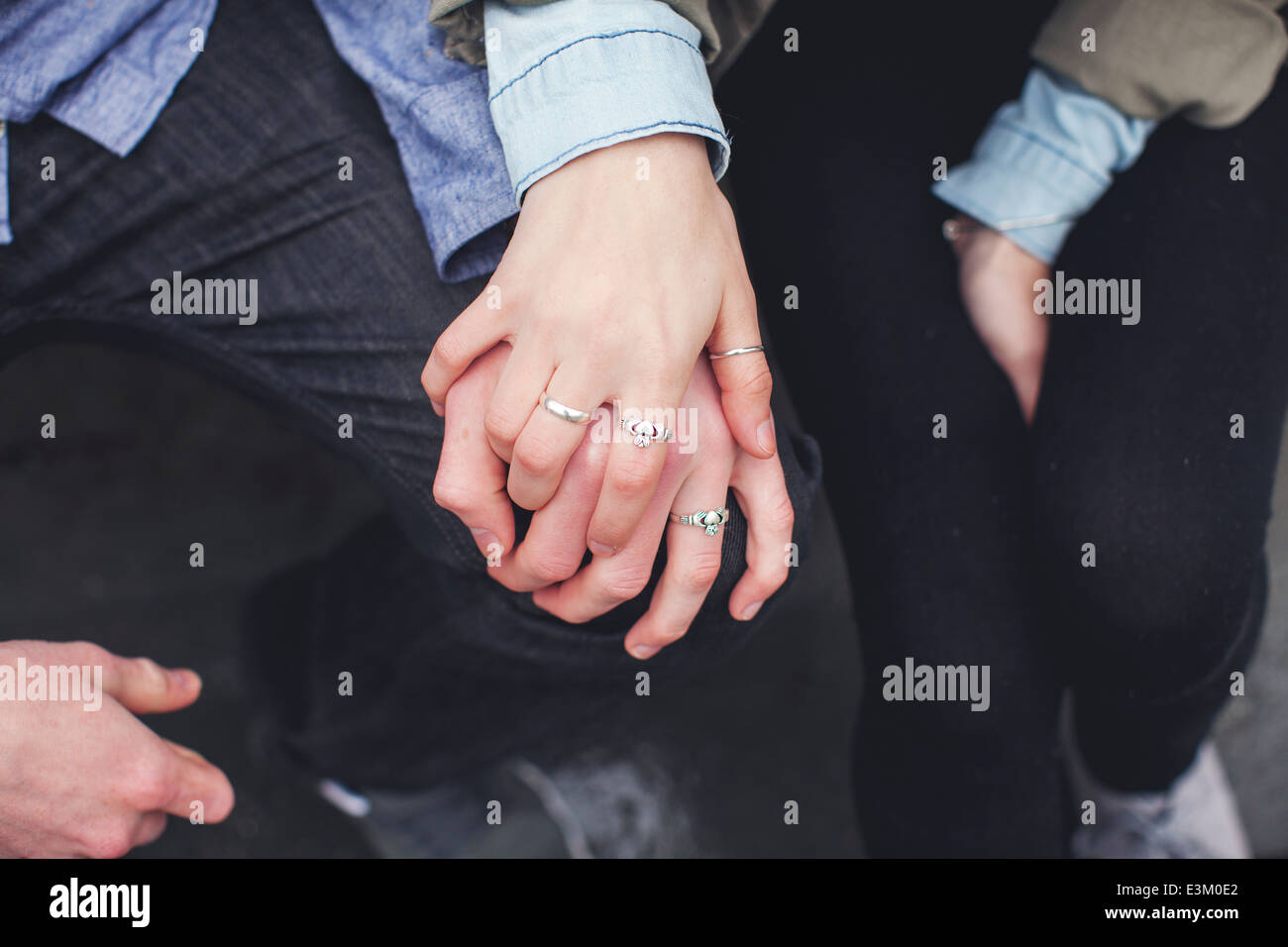 Close-up view of young couple holding hands, Massachusetts, USA Banque D'Images