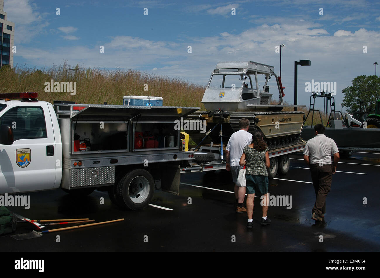 Au Minnesota Valley National Wildlife refuge, divers outils sont utilisés dans la gestion et la conservation de la faune, y compris de l’équipement de lutte contre les incendies, des outils de restauration de l’habitat et des technologies de surveillance, pour soutenir la santé des divers écosystèmes du refuge. Banque D'Images