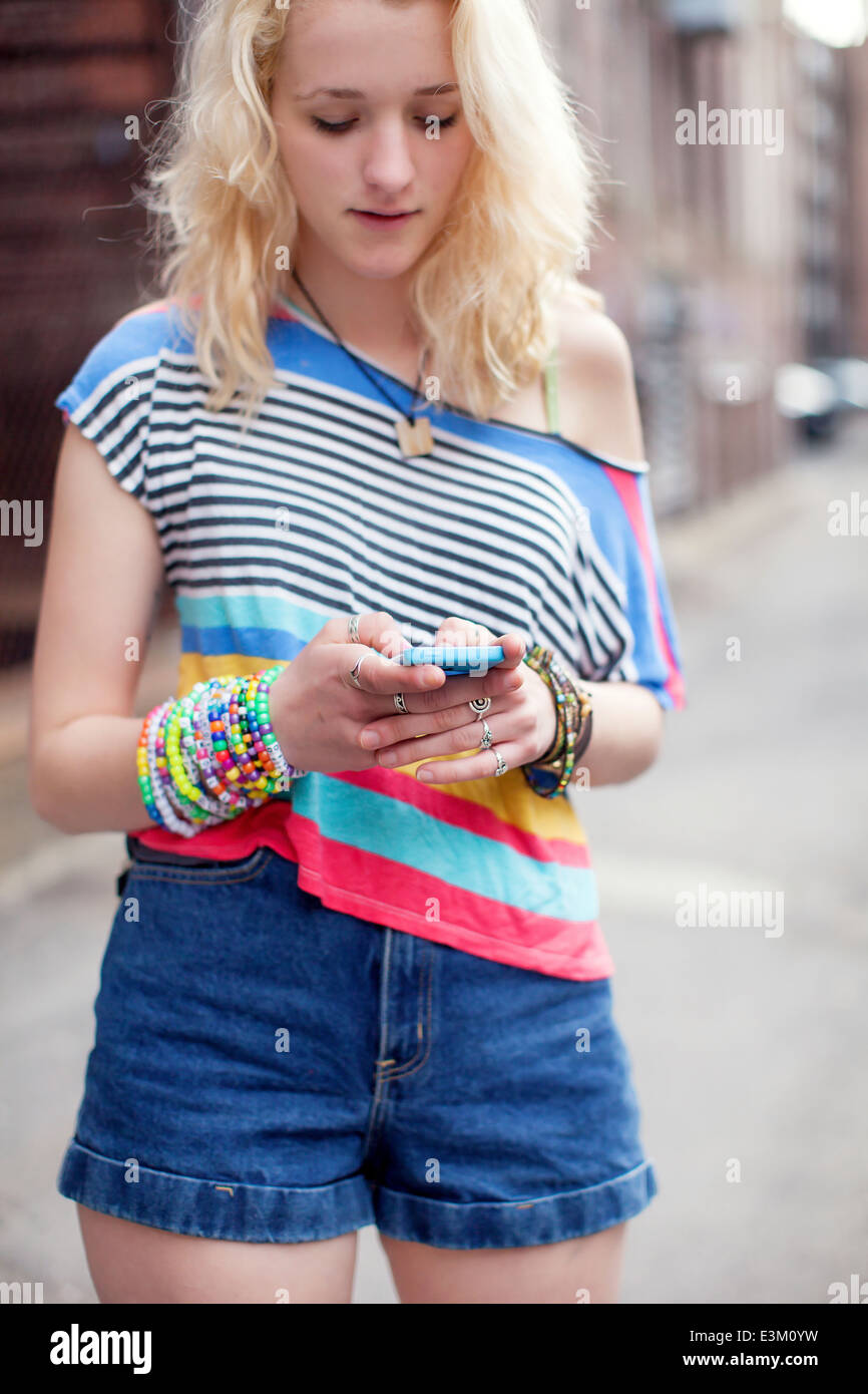 Portrait of young woman using cell phone Banque D'Images