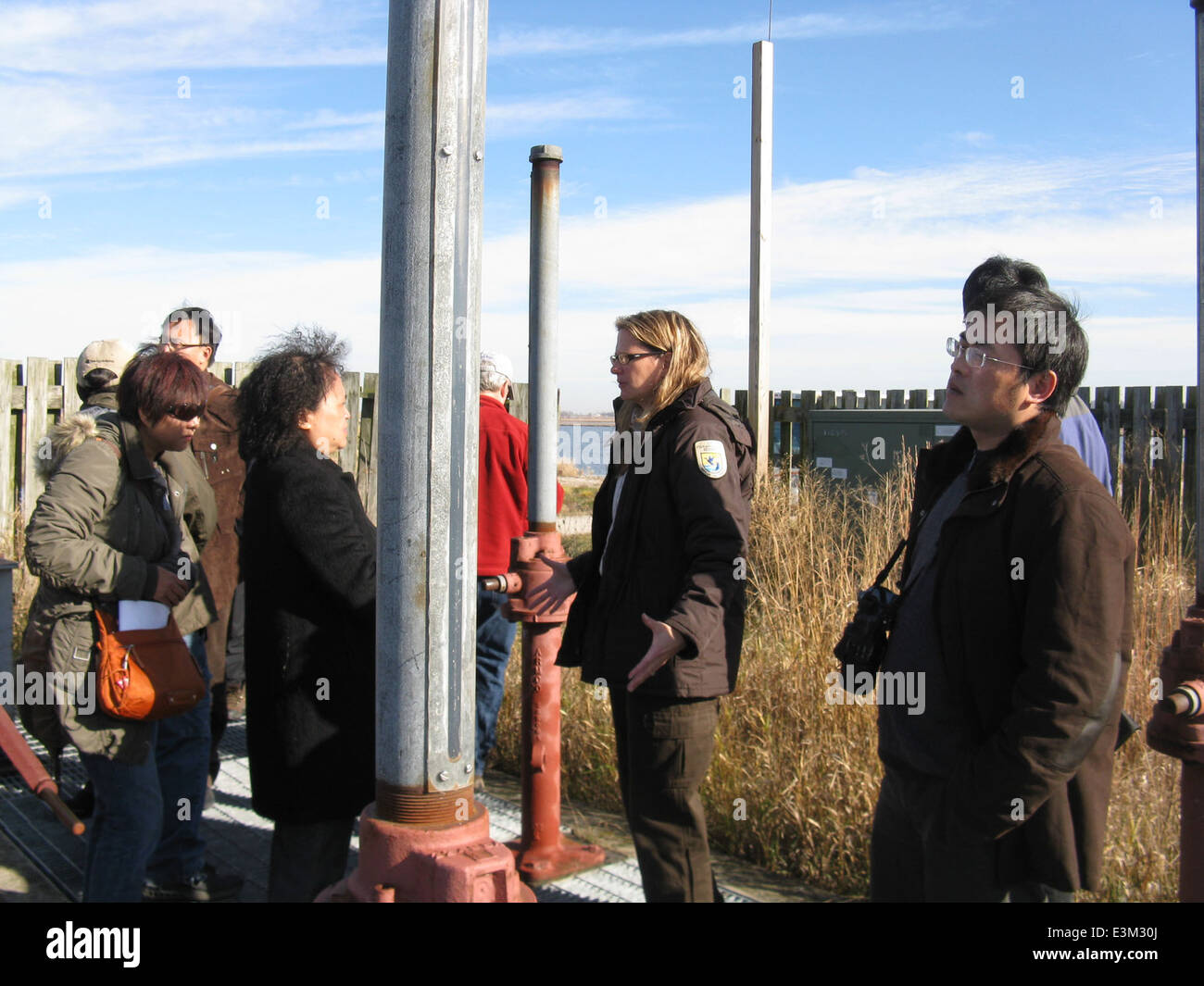 La biologiste Wendy Woyczik fait une démonstration des techniques de gestion de l’eau à une station de pompage, expliquant leur rôle dans le maintien des conditions de l’habitat à Horicon Marsh, au Wisconsin. La session comprend une délégation chinoise qui se concentre sur les pratiques de conservation et la coopération internationale en matière de faune. Banque D'Images