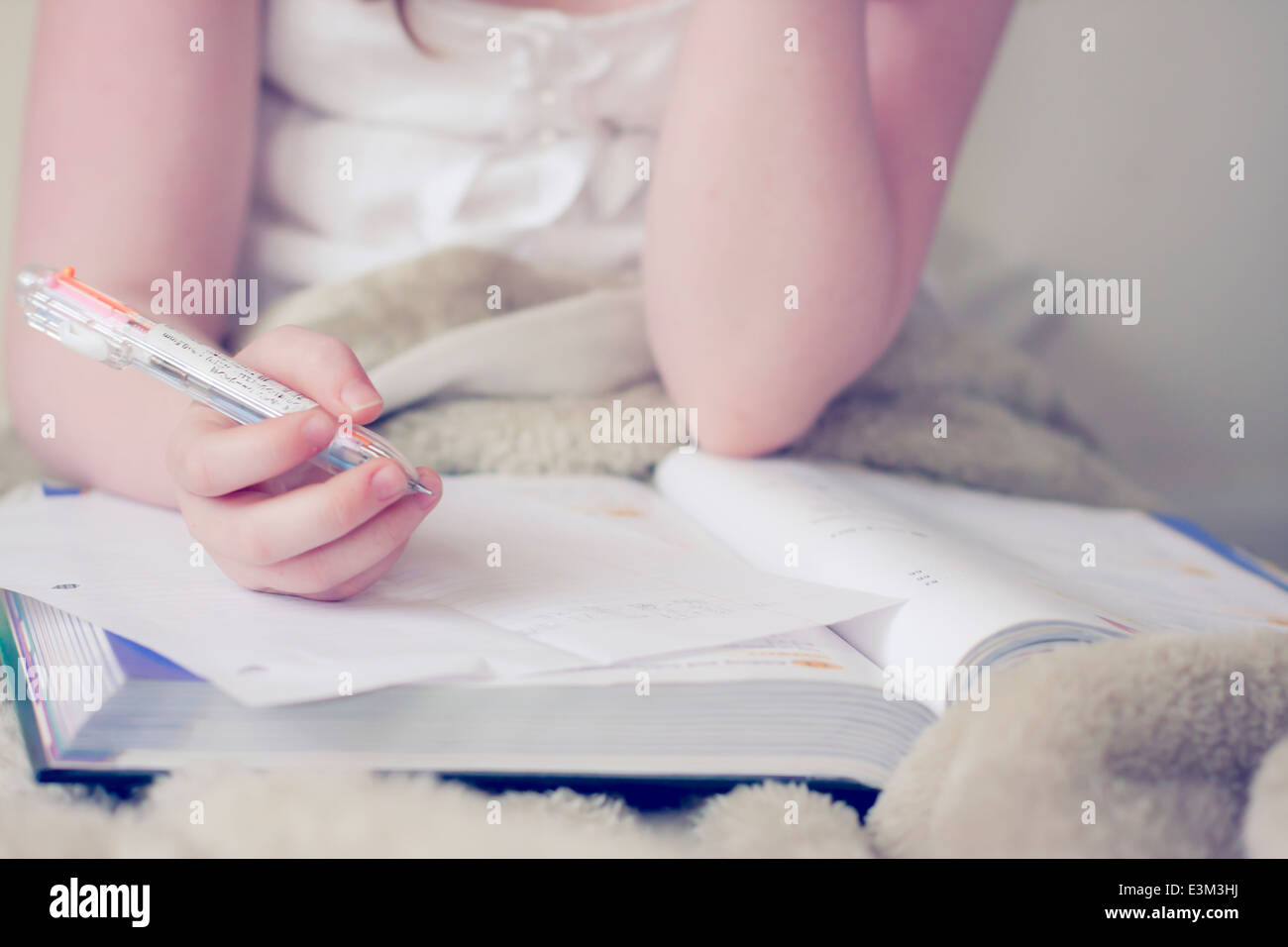 Mid section of girl (10-12) doing homework Banque D'Images