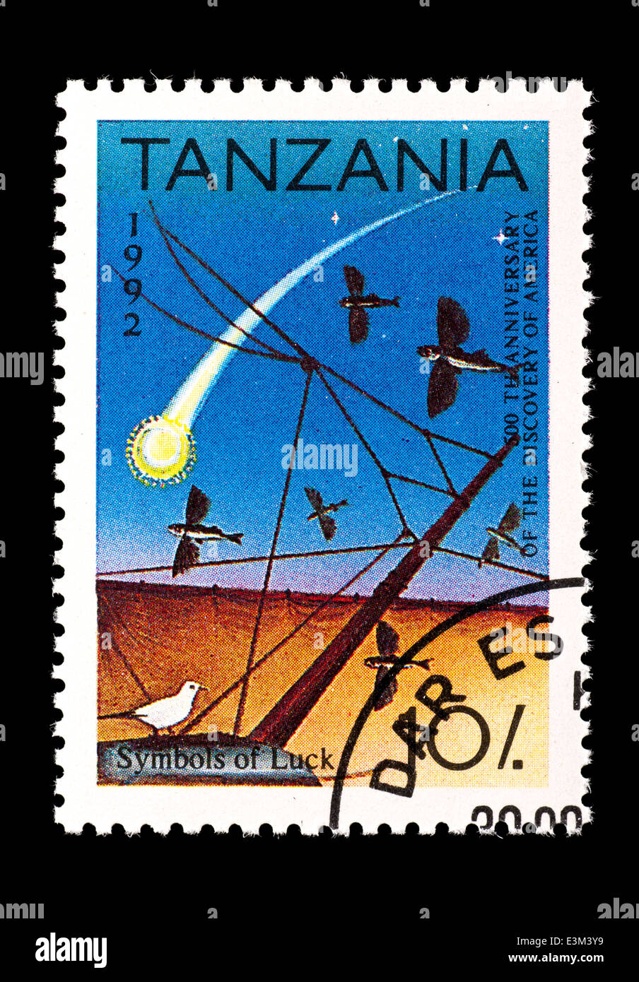 Timbre de Tanzanie représentant des symboles traditionnels de la chance, 500'e anniversaire de la découverte du Nouveau Monde. Banque D'Images