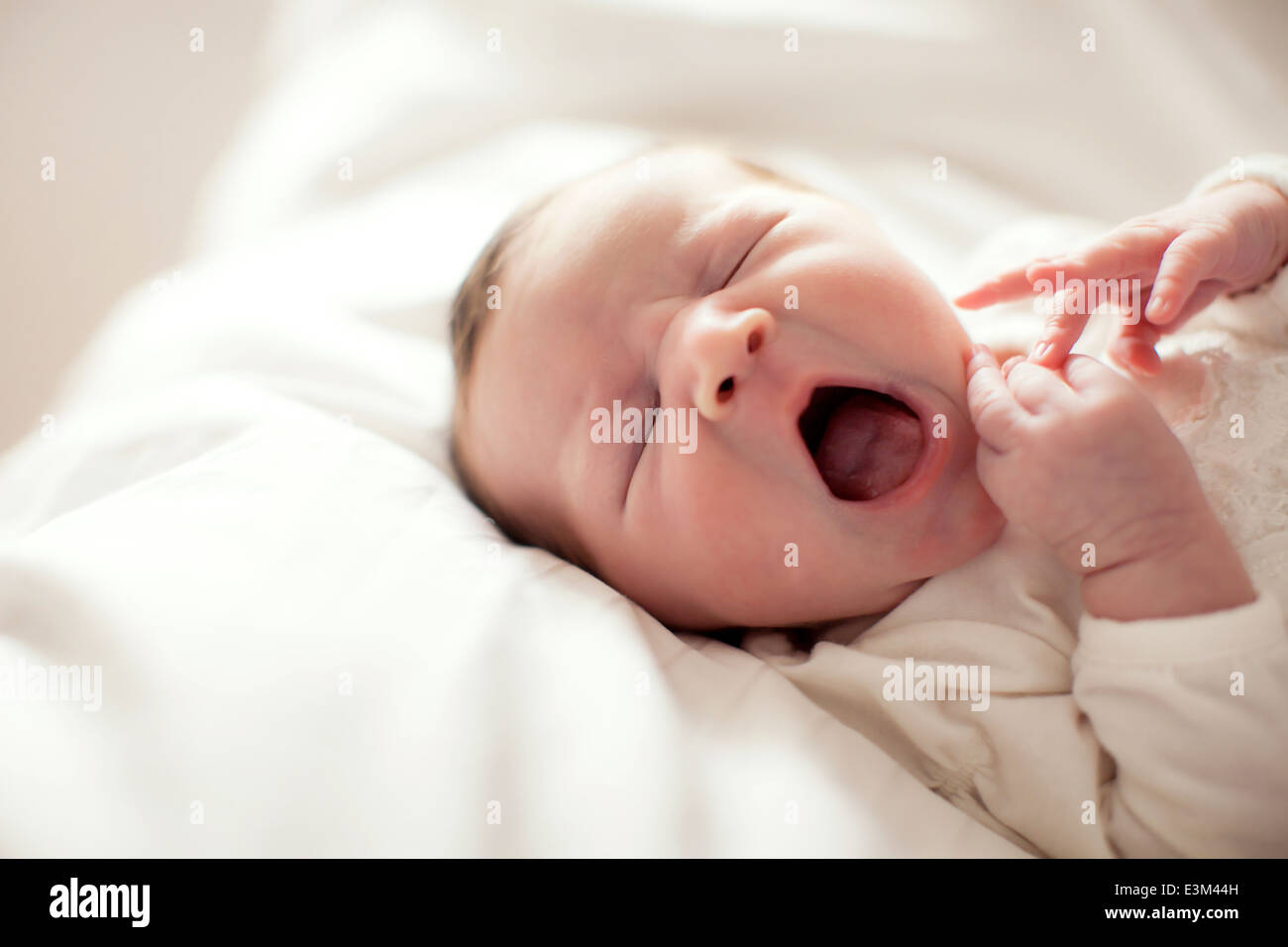 Yawning baby girl (0-1 mois) Banque D'Images