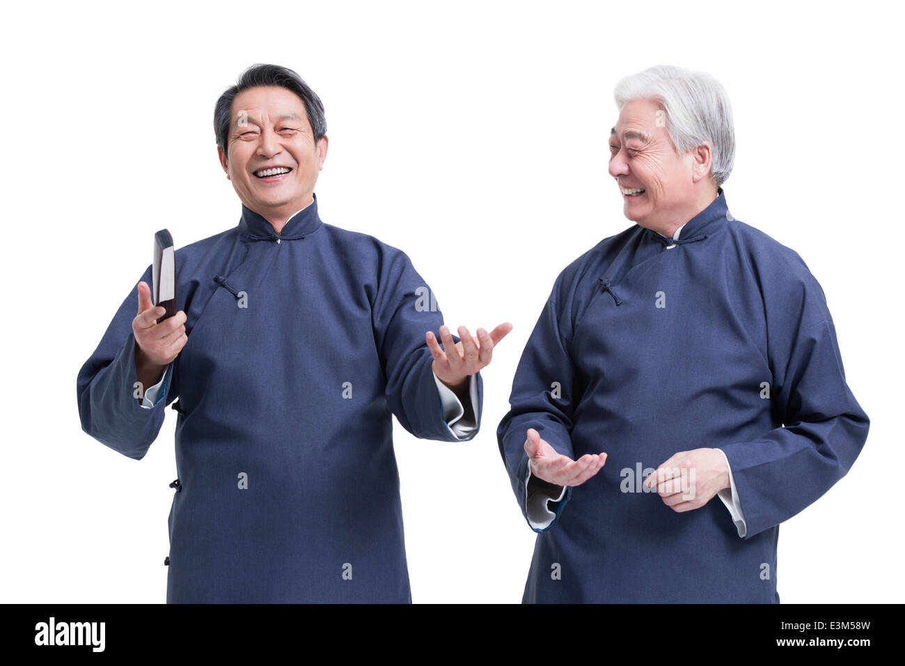 Cheerful senior hommes en costume traditionnel Banque D'Images