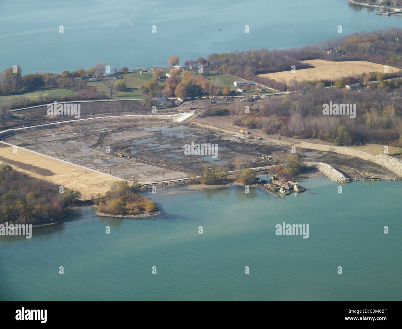 La construction en cours de la marina de Middle Bass Island vise à améliorer l'infrastructure des bateaux, améliorant ainsi les services pour les plaisanciers sur le lac Érié. Géré par le DNR de l'Ohio, le projet vise à optimiser l'accès à l'île pour la navigation de plaisance. Banque D'Images