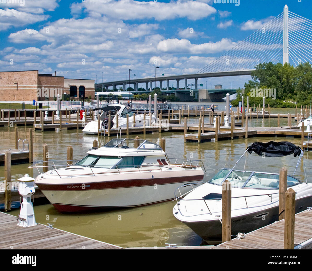 Skyway Marina à Toledo, Ohio, fournit une infrastructure de bateau et des possibilités de loisirs pour les amateurs de navigation de plaisance. L’installation, gérée par le département des ressources naturelles de l’Ohio (DNR), offre des espaces de quai et un accès à des activités aquatiques. Banque D'Images