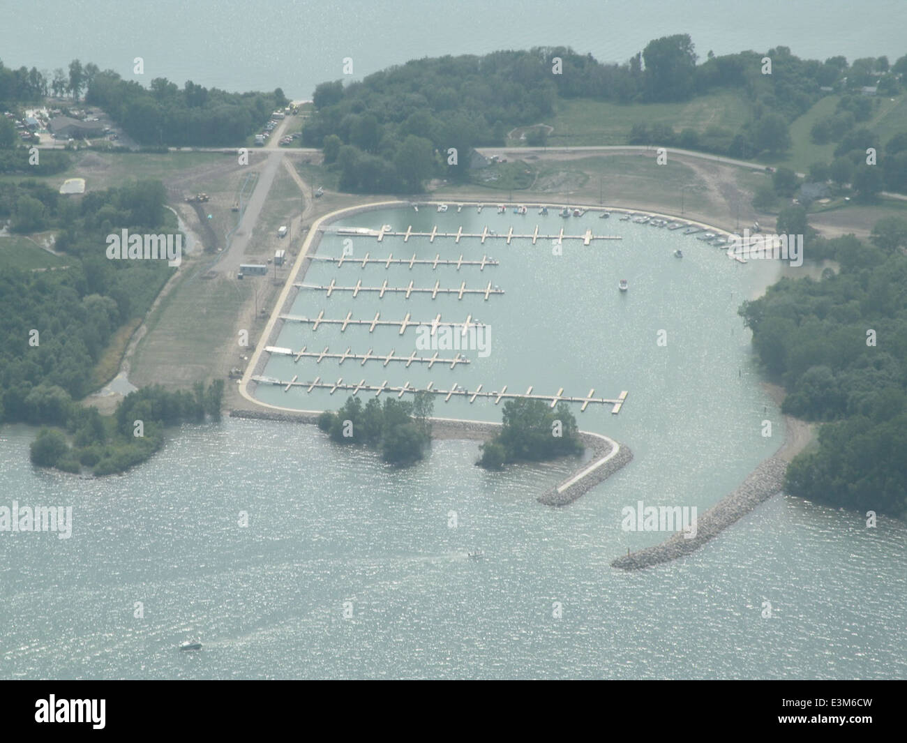 La marina de Middle Bass Island en Ohio, développée par le ministère des ressources naturelles (DNR), offre une infrastructure de navigation moderne conçue pour soutenir les activités de navigation de plaisance. La marina offre diverses commodités pour les plaisanciers visitant l'île dans le lac Érié. Banque D'Images