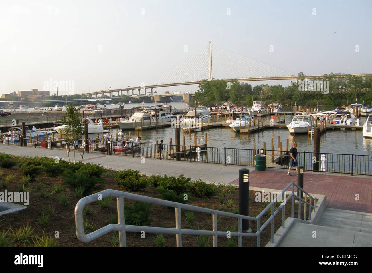 Skyway Marina, anciennement connue sous le nom de Glass City Marina, à Toledo, Ohio, offre une infrastructure de navigation soutenue par le département des ressources naturelles de l'Ohio. Il sert de plaque tournante pour la navigation de plaisance et les activités nautiques sur le lac Érié. Banque D'Images