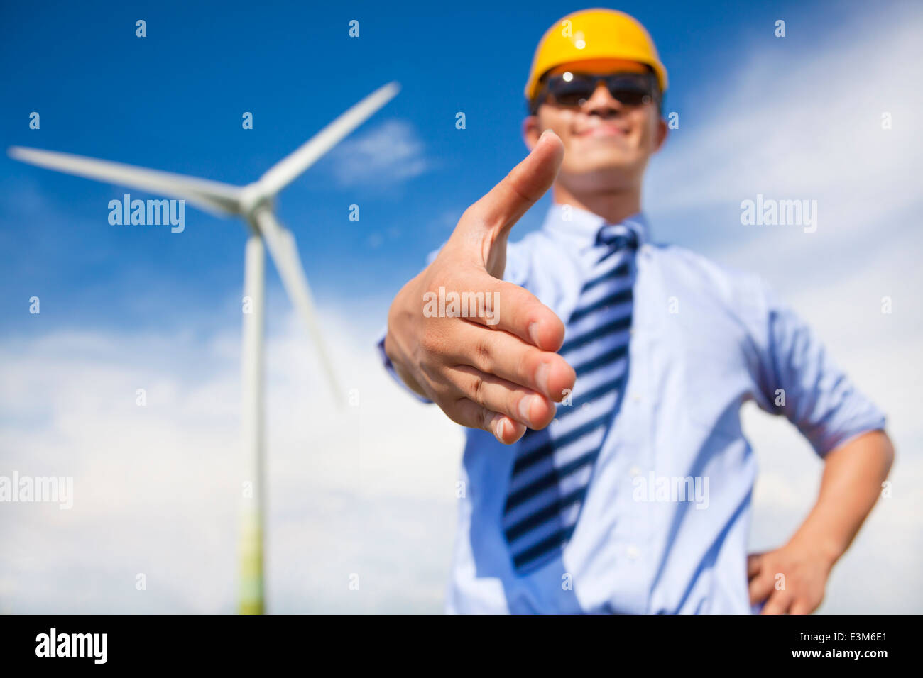L'homme d'affaires professionnel coopérer pour faire du carburant de l'énergie éolienne Banque D'Images