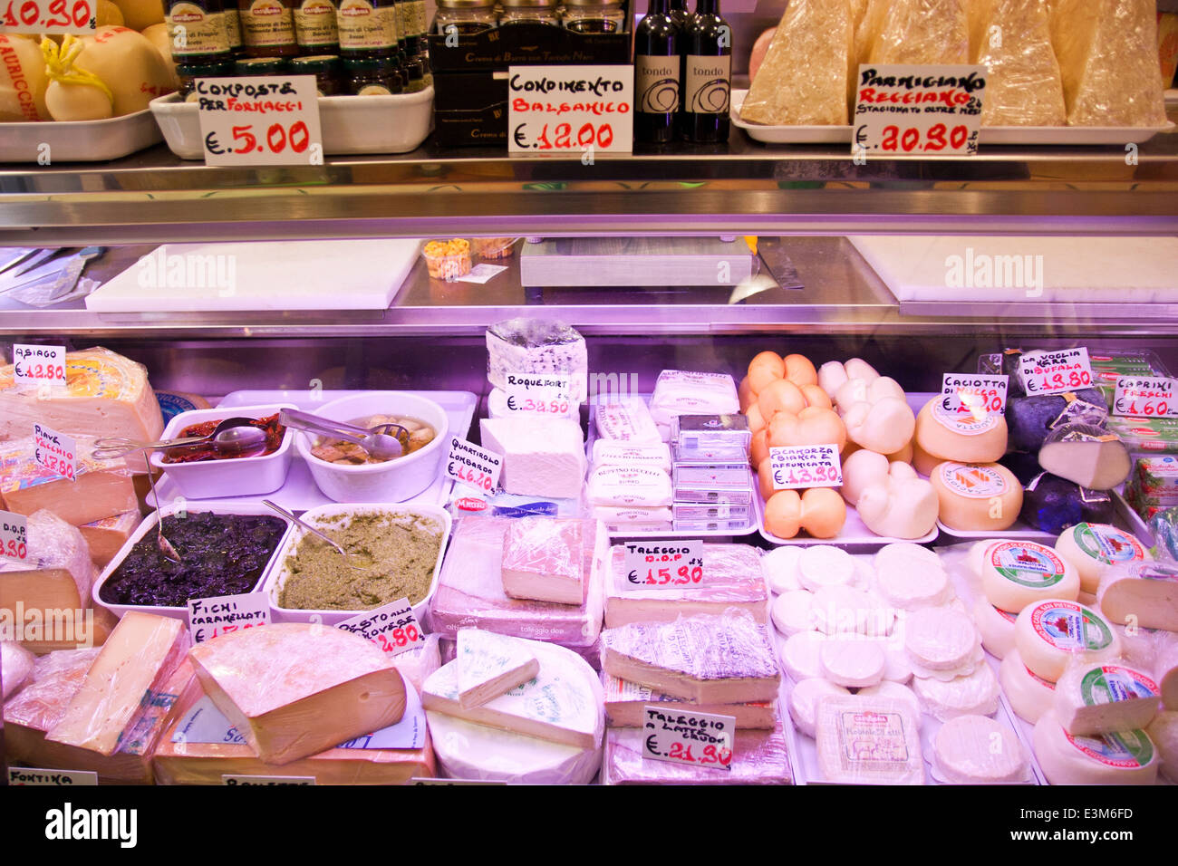Différents types de fromage dans une épicerie, Bologne Banque D'Images