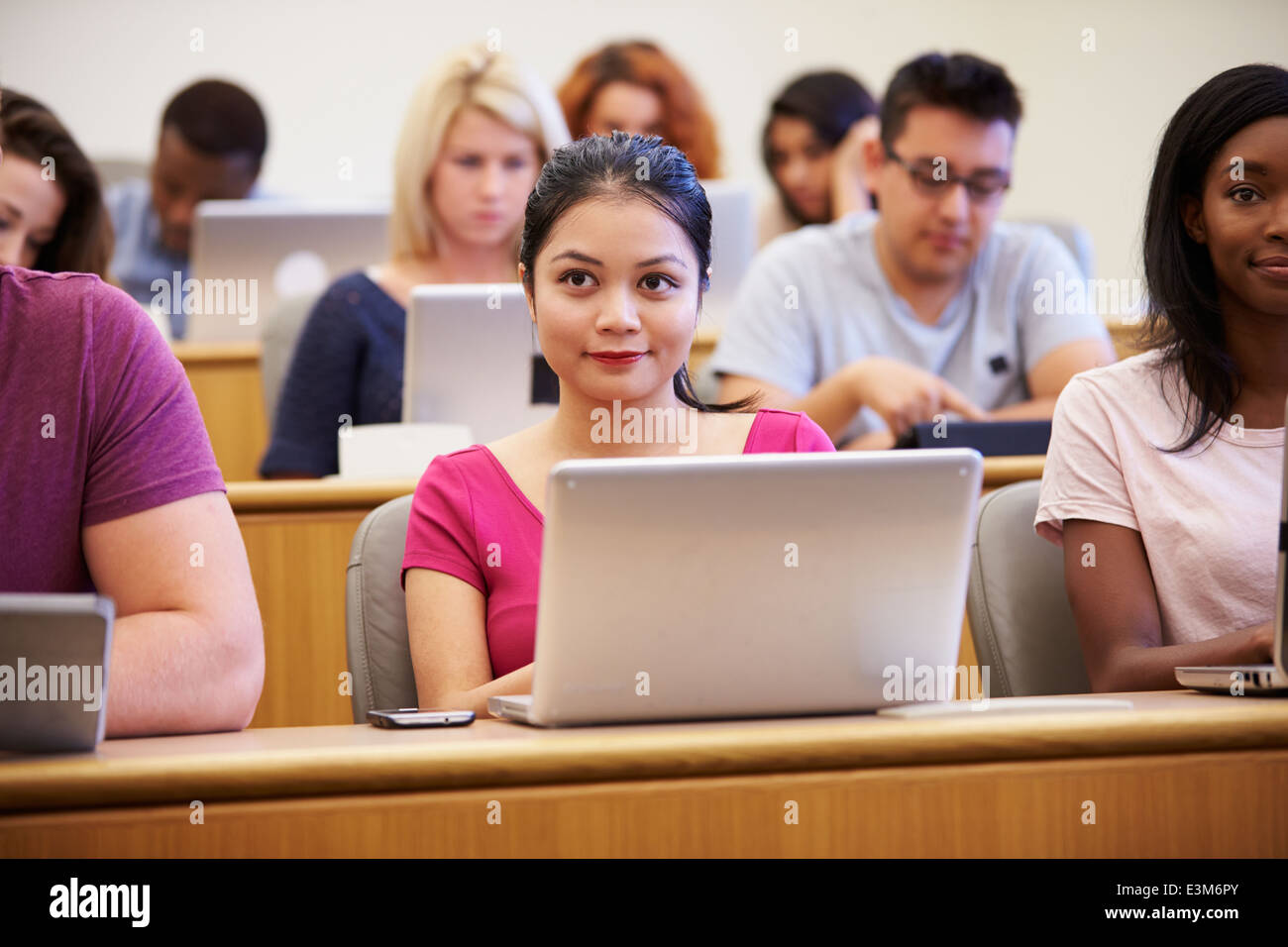 L'université féminine Student Using Laptop In Lecture Banque D'Images
