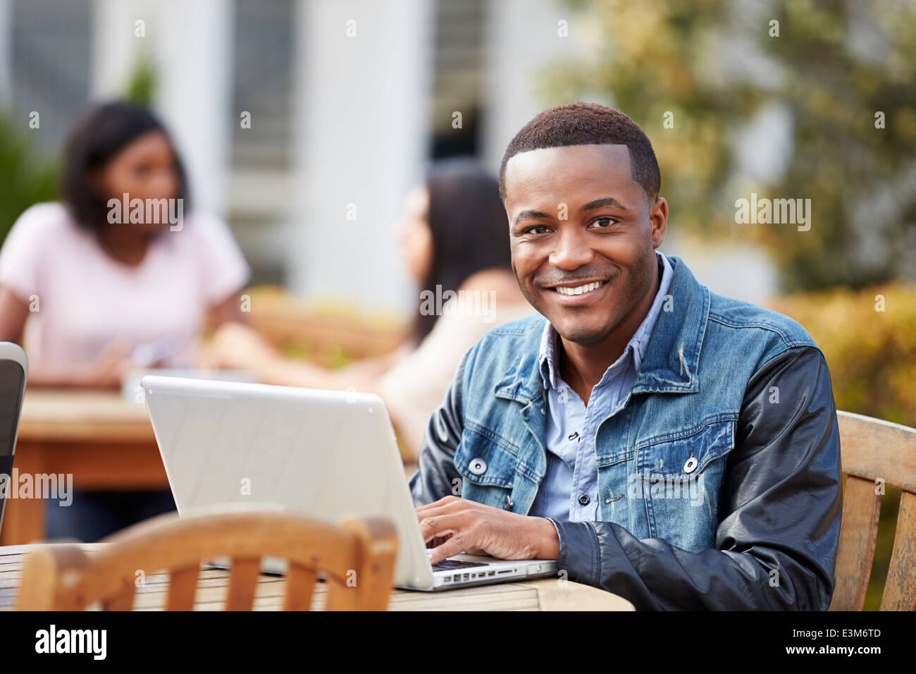 Des étudiants de l'Université hommes travaillant à l'extérieur du projet Banque D'Images