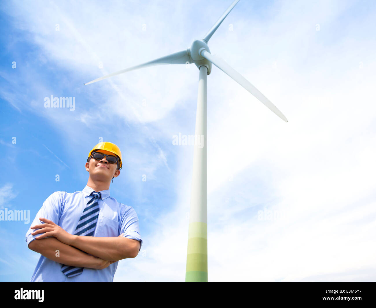 Jeune ingénieur professionnel avec générateur de vent debout Banque D'Images
