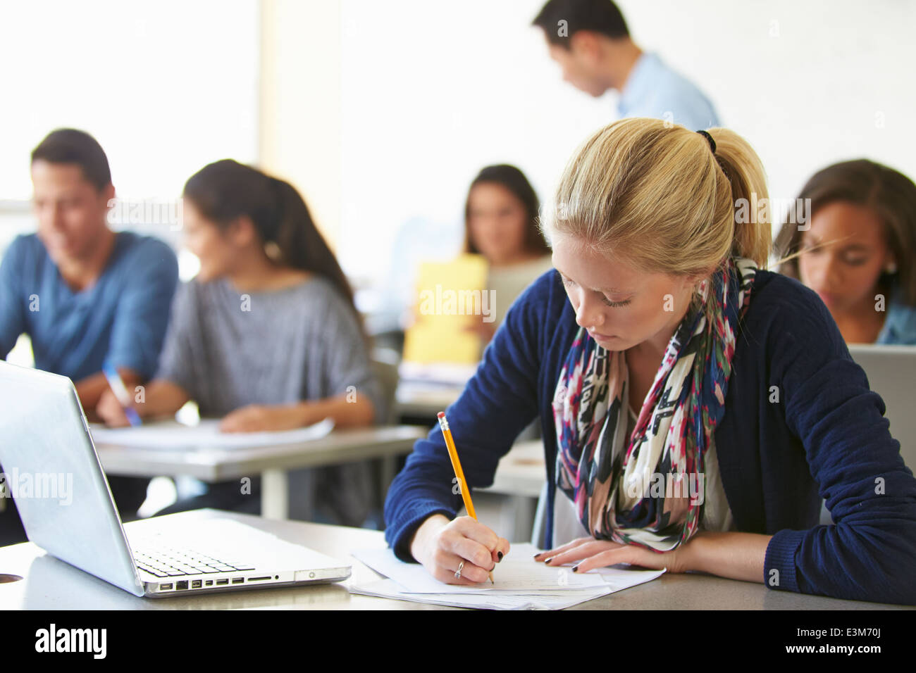 Female high school student studying at Desk Banque D'Images