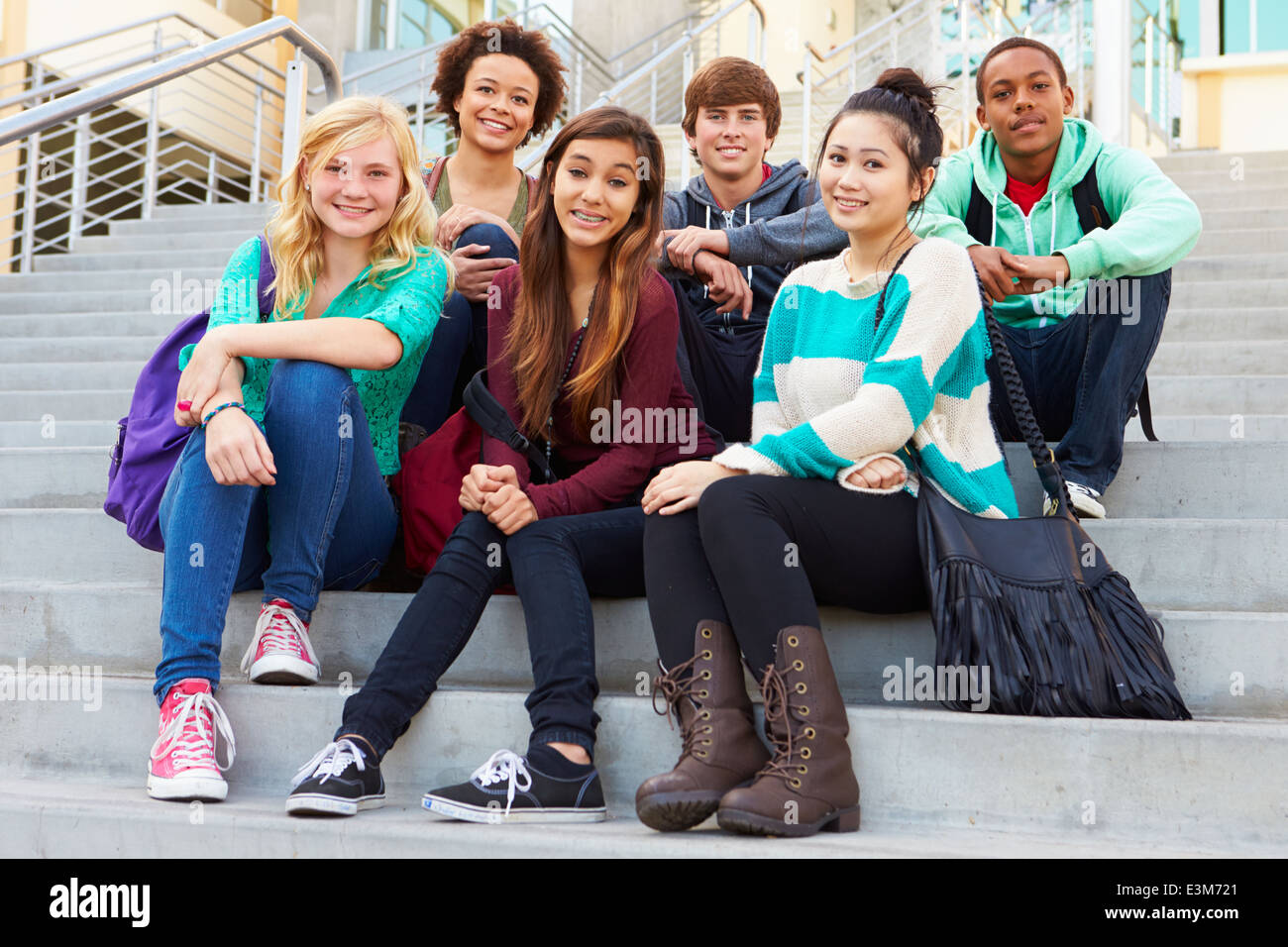 Portrait d'élèves du secondaire à l'extérieur de bâtiment Banque D'Images