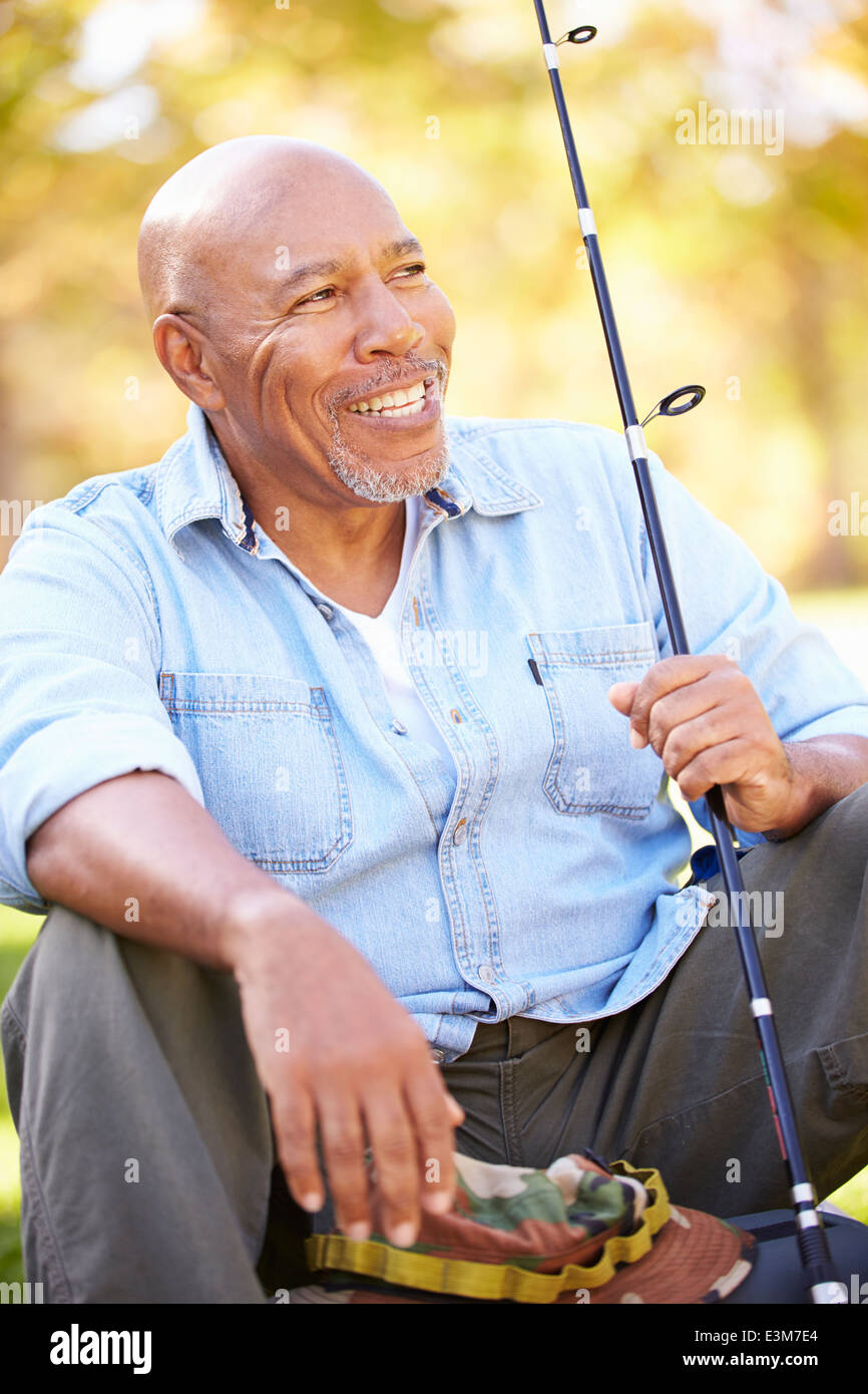 Senior Man On Camping Holiday avec Canne à pêche Banque D'Images