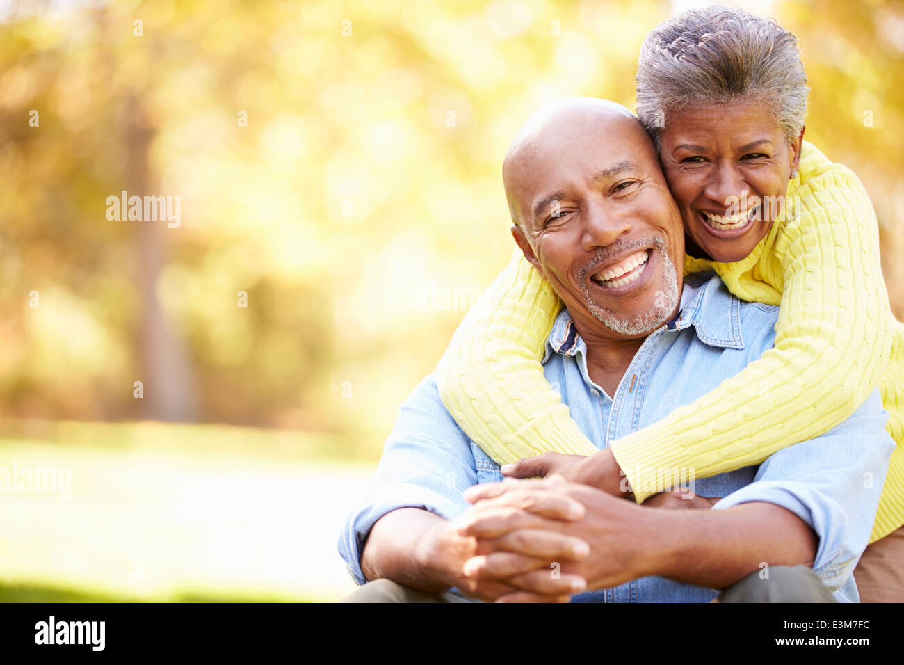 Senior Couple Relaxing In Paysage d'automne Banque D'Images