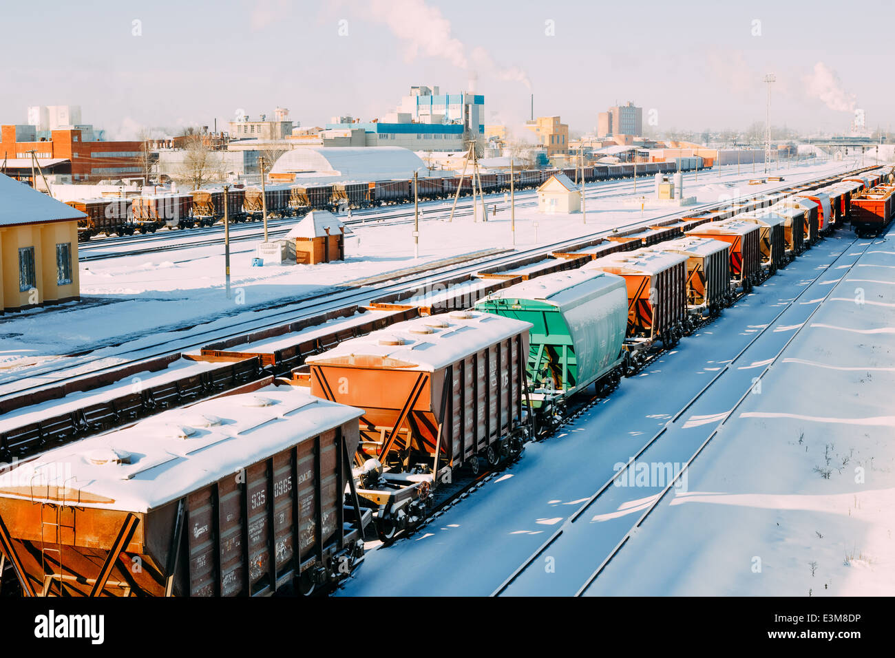 Les wagons de marchandises et le train sur des rails en biélorusse gare. La vue supérieure. L'hiver 2013-2014, la neige, le gel Banque D'Images