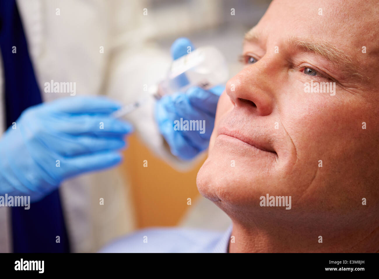 L'homme ayant un traitement au Botox Beauty Clinic Banque D'Images
