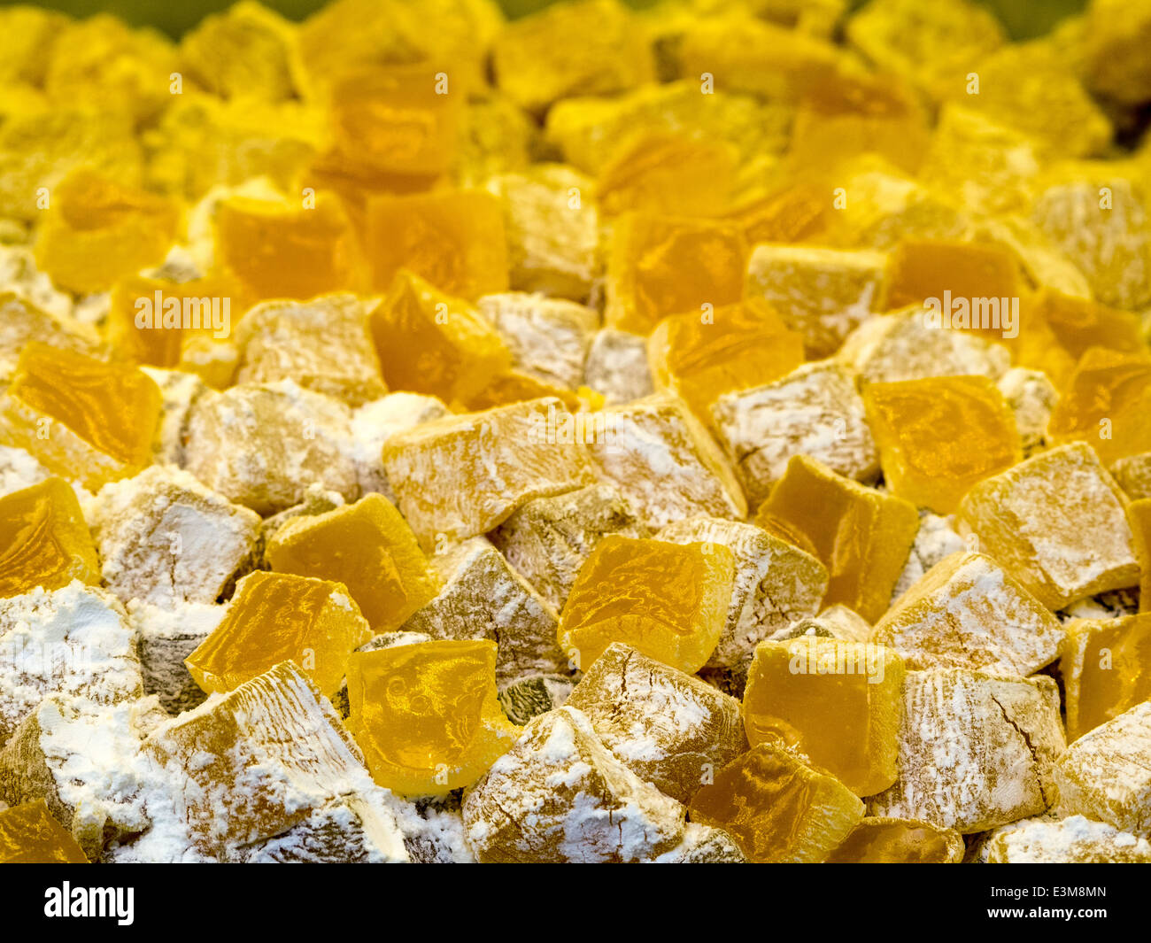 https://c8.alamy.com/compfr/e3m8mn/loukoum-en-jaune-rahat-lokum-e3m8mn.jpg