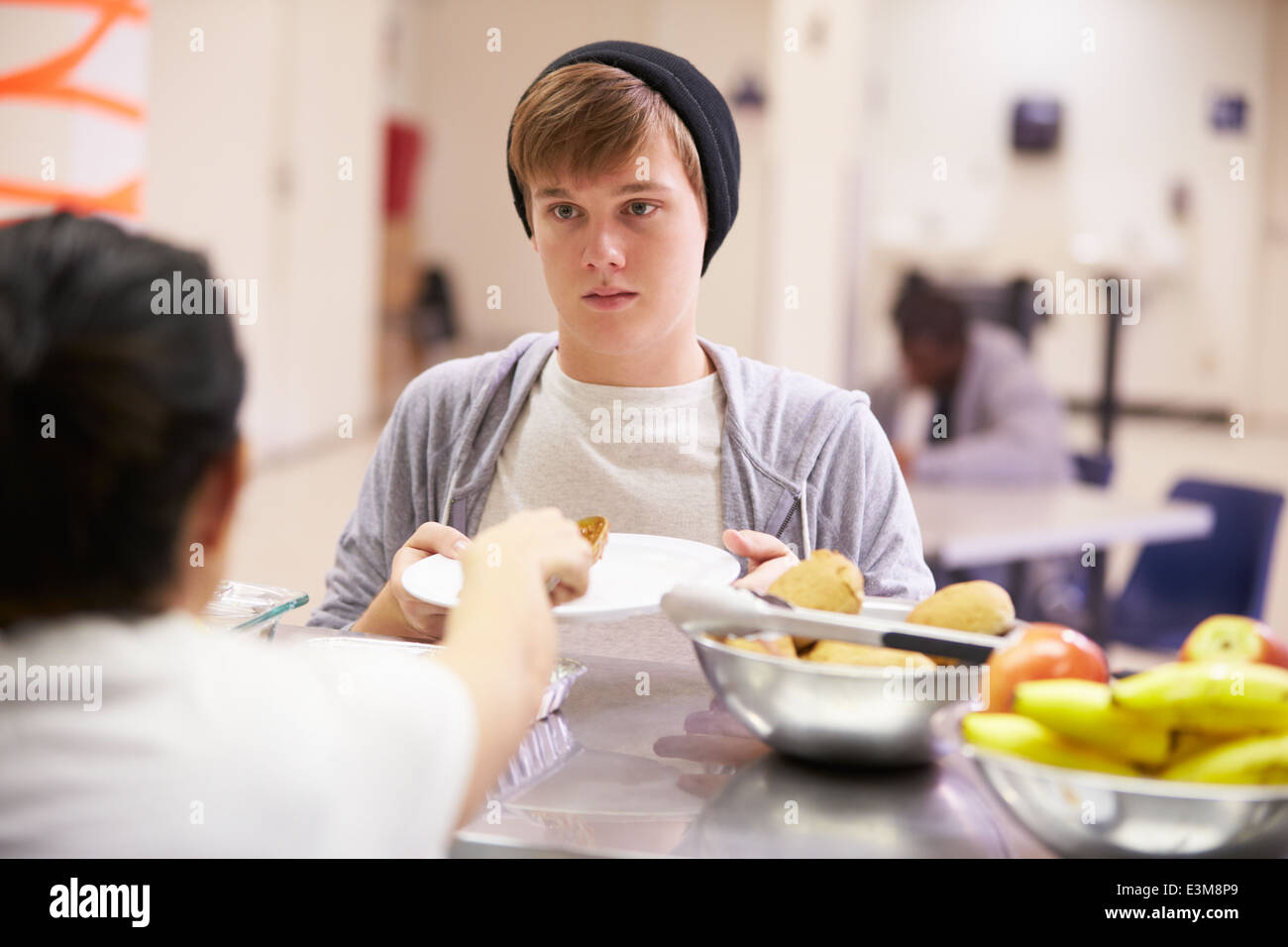 Servez de la nourriture dans la cuisine pour sans-abri Banque D'Images Servez de la nourriture dans la cuisine pour sans-abri Banque D'Images