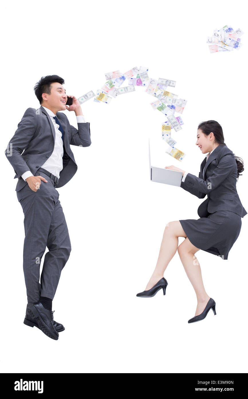 Partenaires d'affaires parlant au téléphone et surfer sur le net Banque D'Images