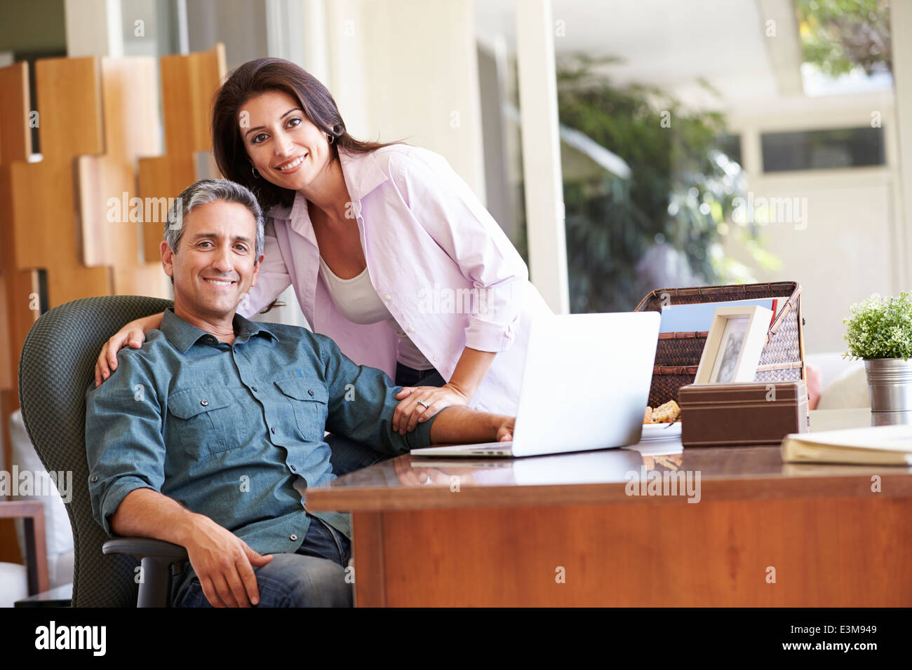 Hispanic Couple sur 24 à la maison Banque D'Images