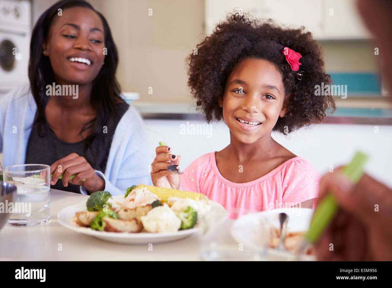 Mère et fille ayant repas en famille à Table Banque D'Images