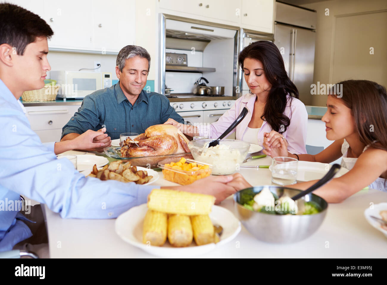 Family Sitting Around Table dire la