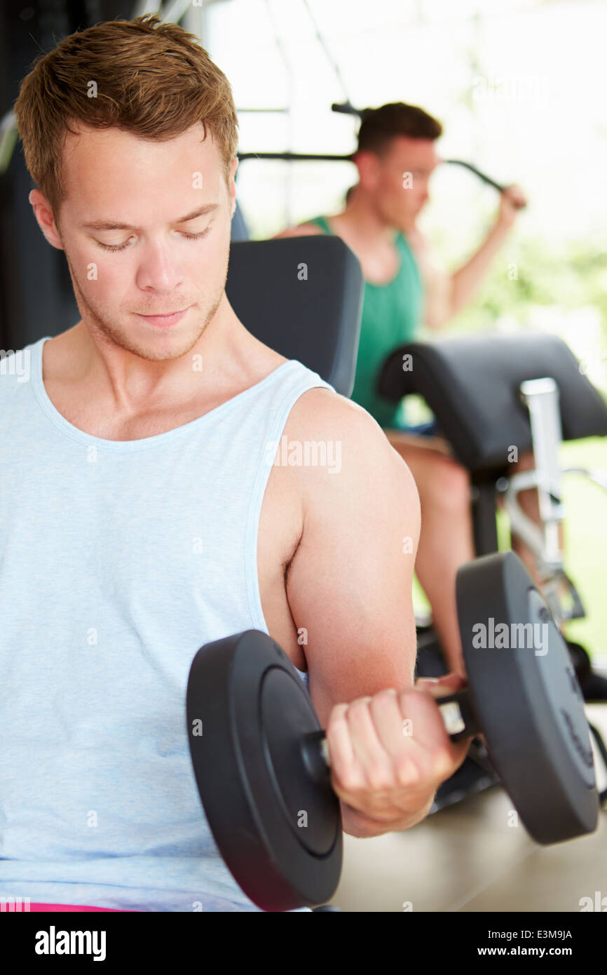 Deux jeunes hommes en formation sport avec haltères Banque D'Images