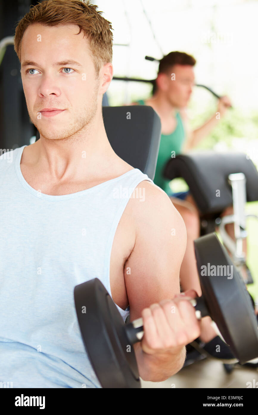 Deux jeunes hommes en formation sport avec haltères Banque D'Images
