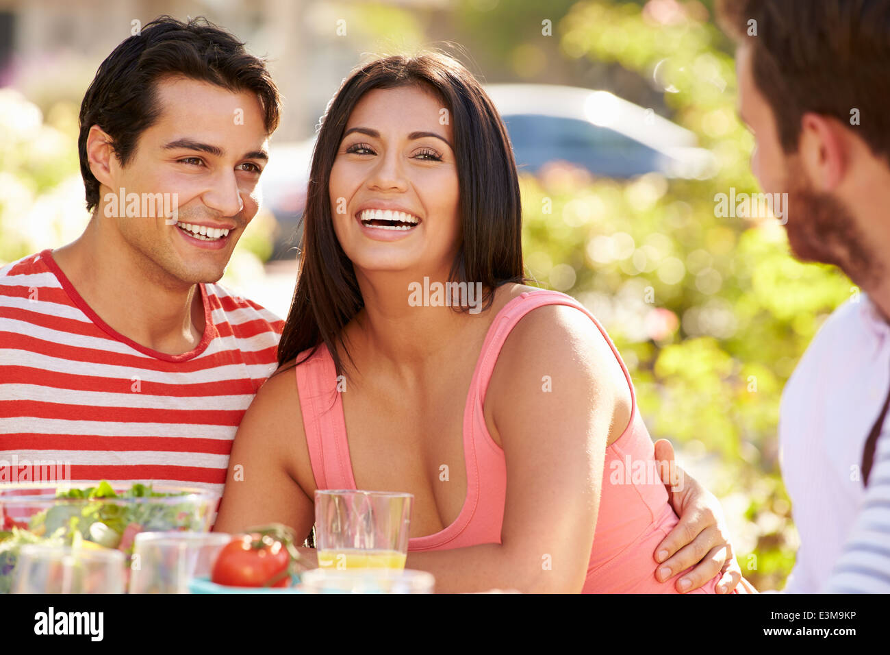 Group of Friends Enjoying Meal At Outdoor Party dans la cour arrière Banque D'Images