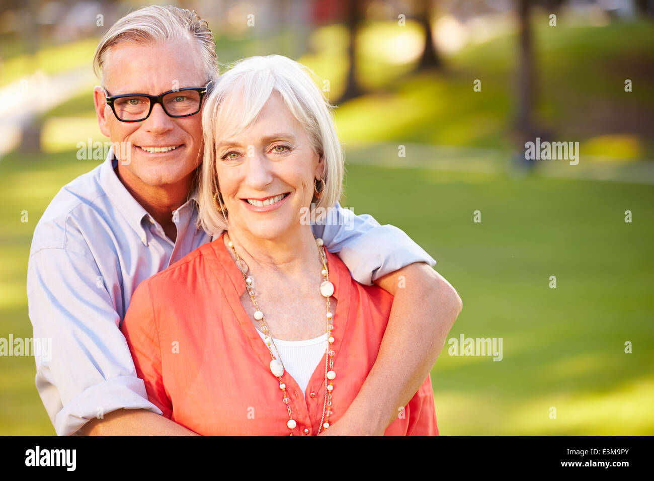 Outdoor Portrait Of Mature couple romantique Banque D'Images