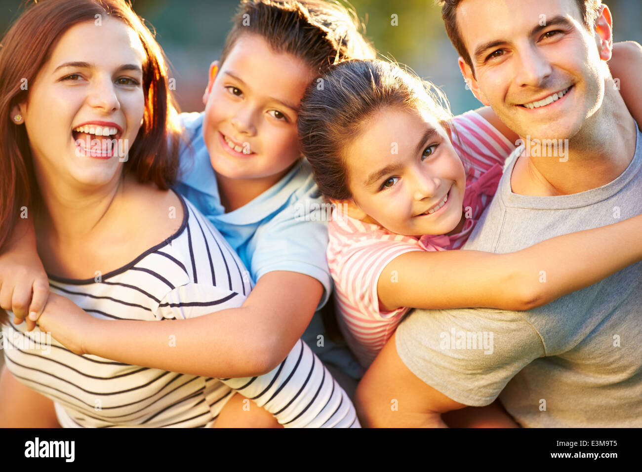 Portrait plein air de Family Having Fun In Park Banque D'Images