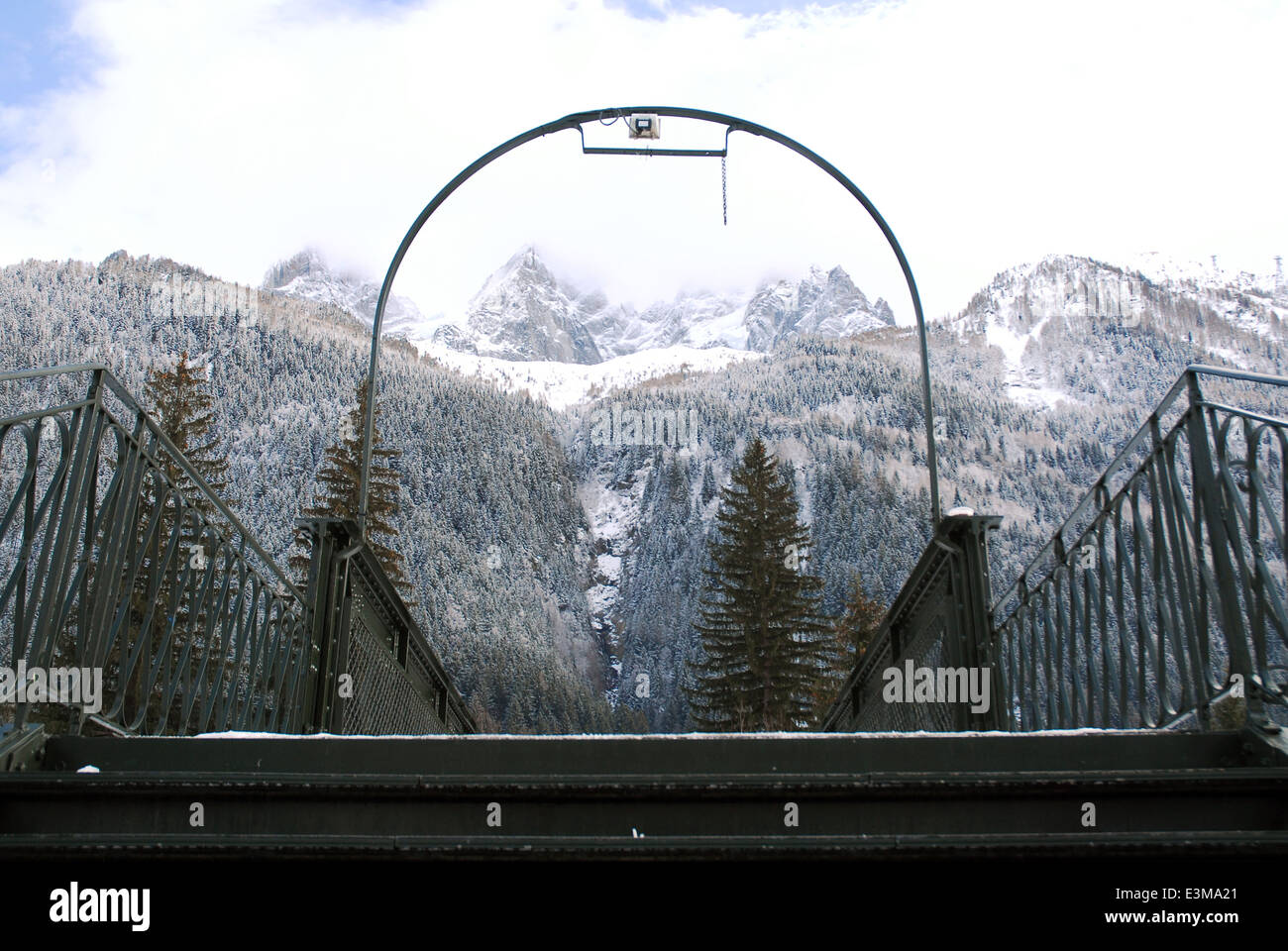 Passerelle pour piétons à Chamonix, dans les Alpes Françaises Banque D'Images